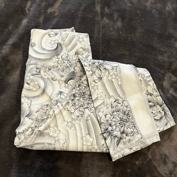 Lululemon cropped leggings, lightly used, size 4 - Picture 1 of 5